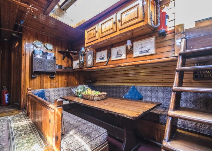 Rhea_s saloon looking forward and to starboard