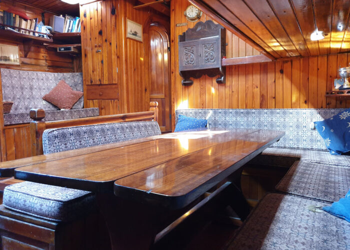 Rhea_s saloon looking foward and to port - alternative