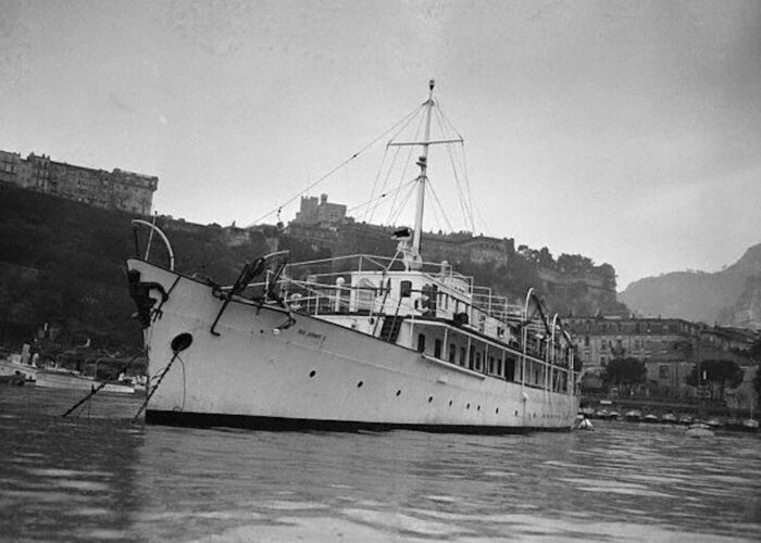 Yacht-in-Monaco-Harbour