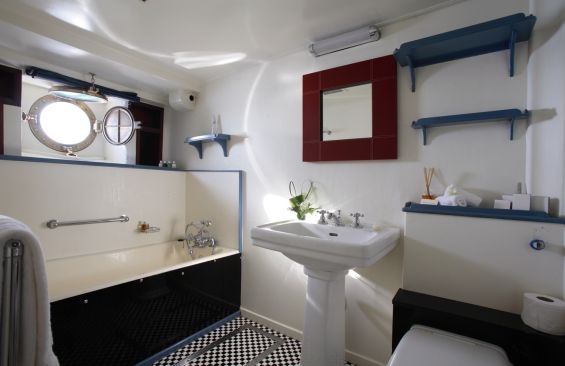 Classic Motor Yacht Calisto Bathroom
