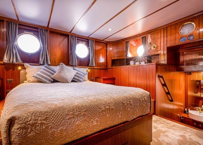 Classic Motor Yacht Chantella Cabin