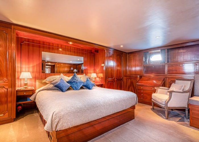 Classic Motor Yacht Chantella Cabin