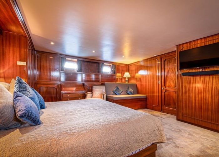 Classic Motor Yacht Chantella Cabin