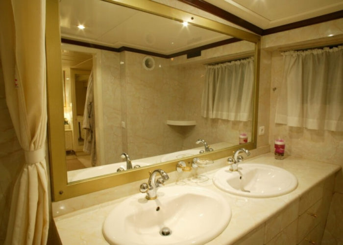 Classic Motor Yacht Le Kir Royal Bathroom