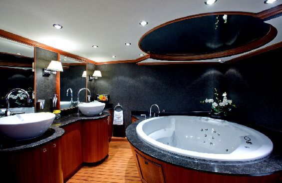 Classic Motor Yacht Polycarpus Bathroom