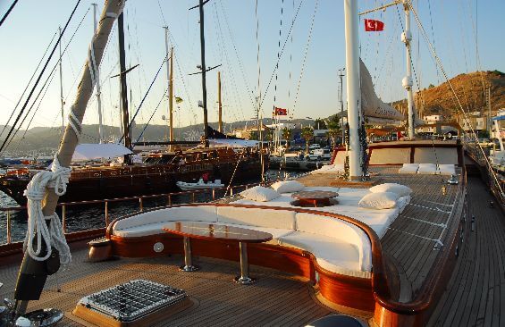 Classic Sailing Yacht Carpe Diem IV Deck Saloon
