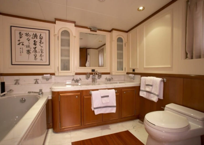 Expedition Vessel Seawolf Bathroom