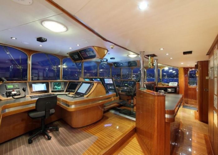 Classic Motor Yacht Sherakhan Bridge