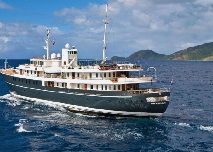 Classic Motor Yacht Sherakhan Cruising