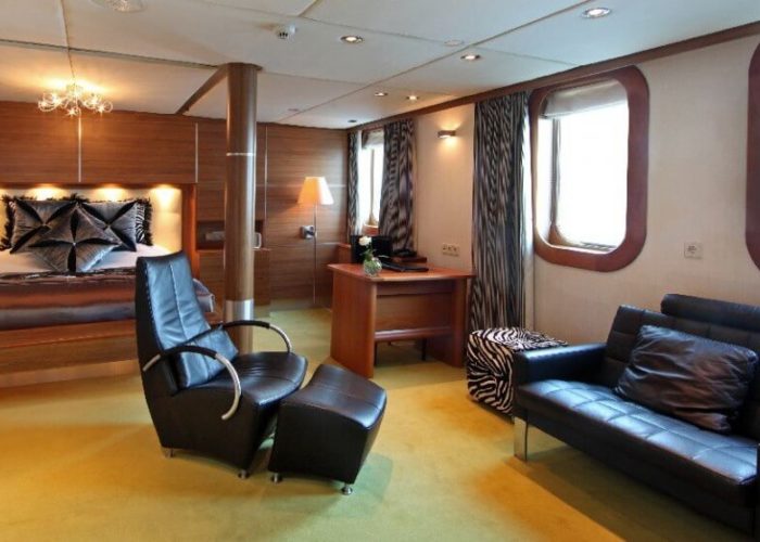 Classic Motor Yacht Sherakhan Double Cabin