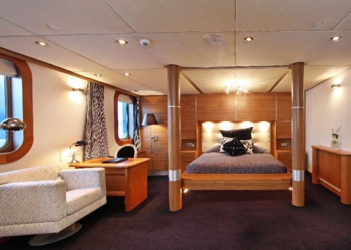 Classic Motor Yacht Sherakhan Four Poster Cabin