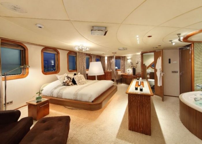 Classic Motor Yacht Sherakhan Master Cabin