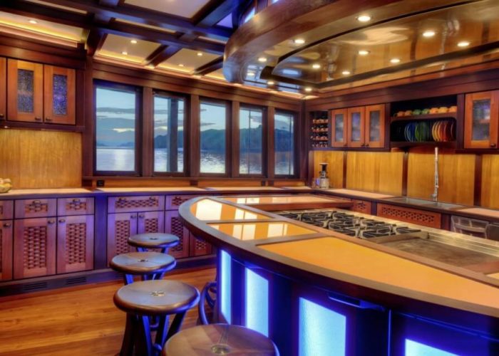 Classic Sailing Yacht Dunia Baru Bar