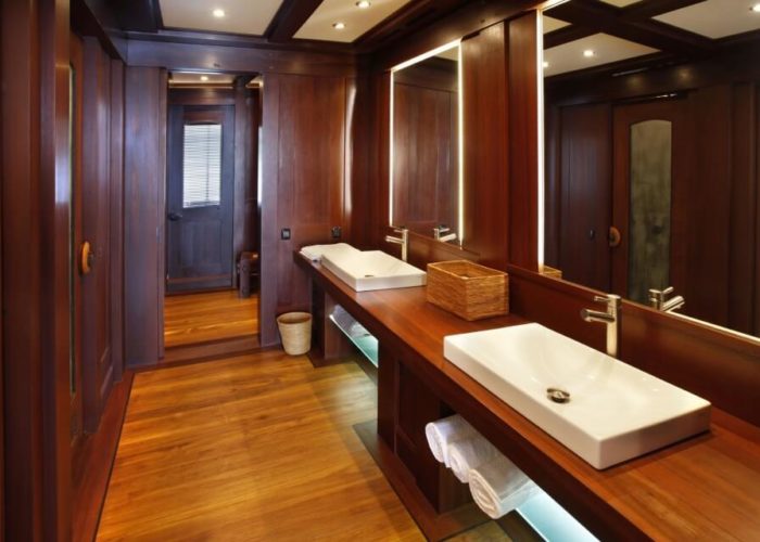 Classic Sailing Yacht Dunia Baru Bathroom