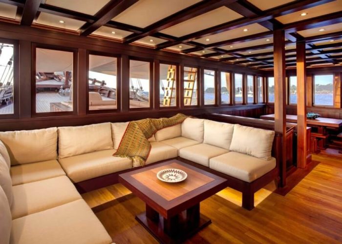 Classic Sailing Yacht Dunia Baru Saloon