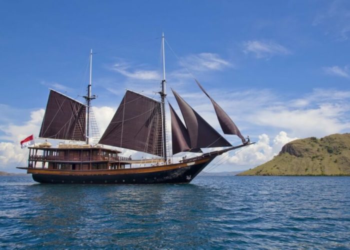 Classic Sailing Yacht Dunia Baru Under Sail