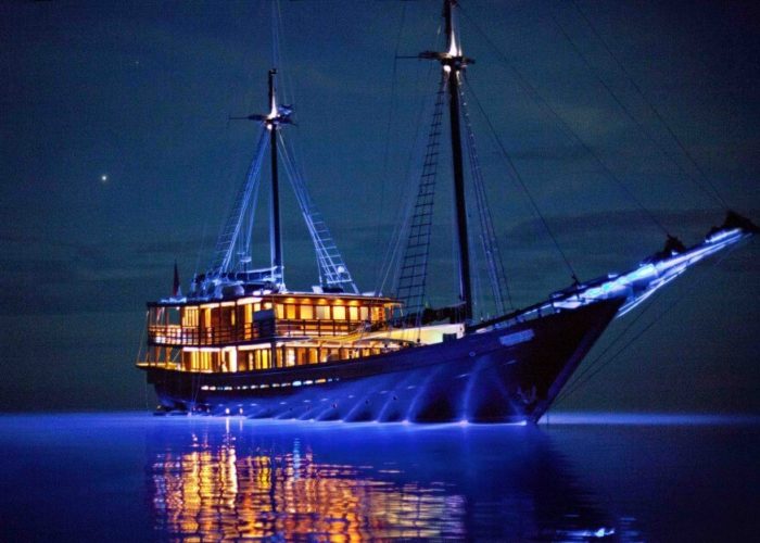Classic Sailing Yacht Dunia Baru Underwater Lighting