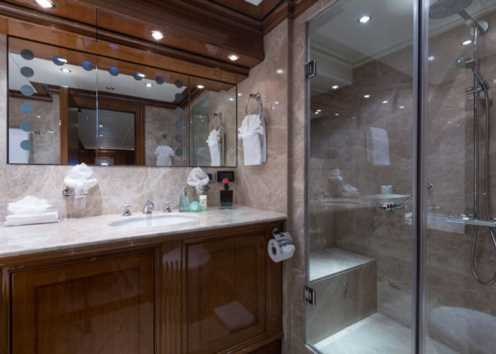 Classic Sailing Yacht Montigne Bathroom
