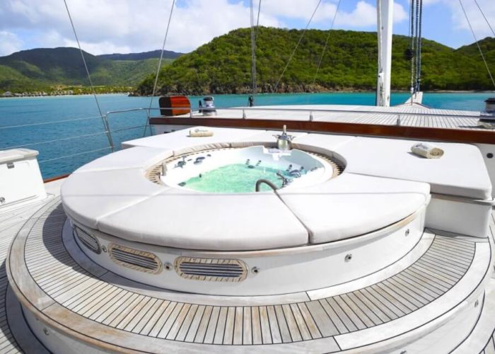 Classic Sailing Yacht Montigne Jacuzzi