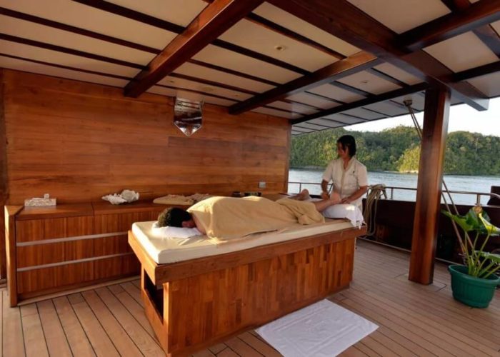 Classic Sailing Yacht Lamima Masseur