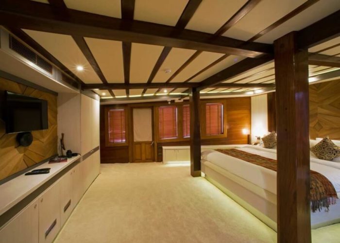 Classic Sailing Yacht Lamima Master Cabin