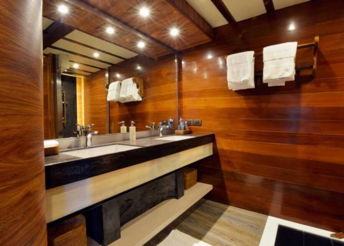 Classic Sailing Yacht Lamima Vip Bathroom