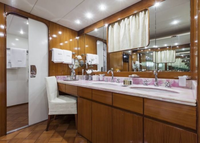 Classic Motor Yacht South Paw C VIP Bathroom