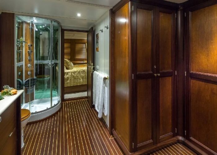 Classic Motor Yacht Donna Del Mare Bathroom