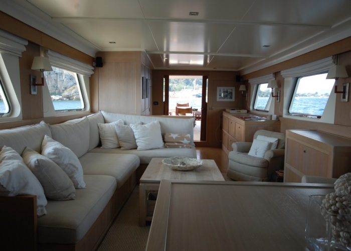 motor yacht Conquest saloon looking stern