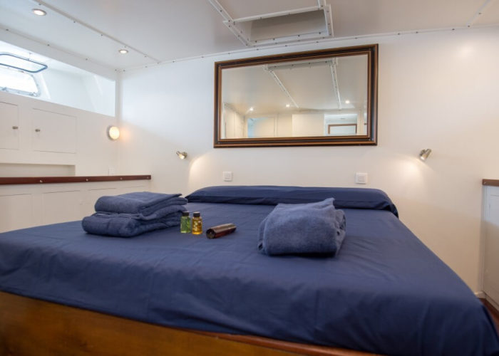 Classic Motor Yacht Bayview Cabin