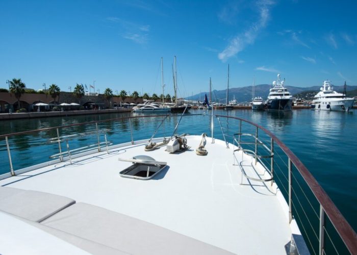 Classic Motor Yacht Bayview Foredeck