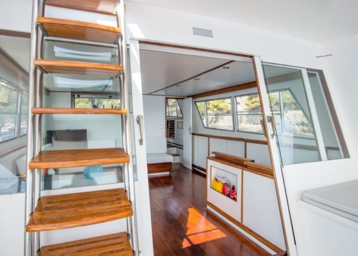 Classic Motor Yacht Bayview Saloon