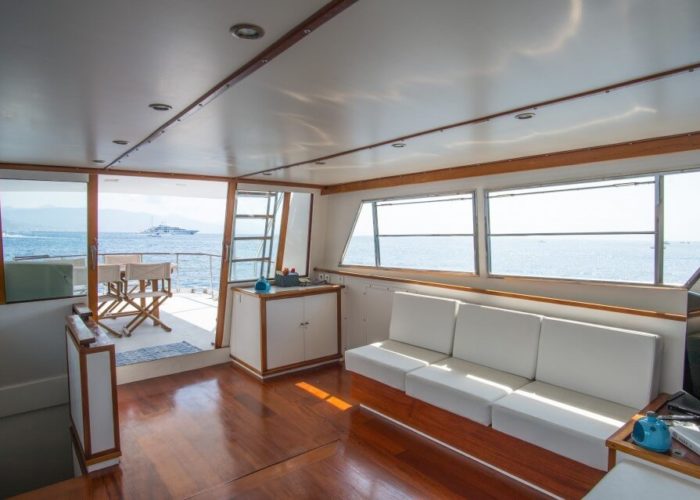 Classic Motor Yacht Bayview Saloon