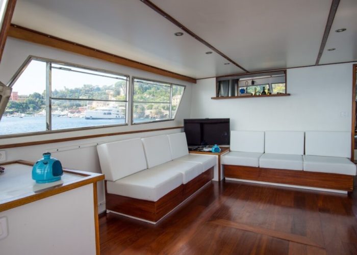 Classic Motor Yacht Bayview Saloon
