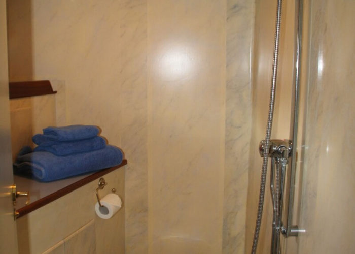 Classic Sailing Yacht Windweaver of Pennington Bathroom