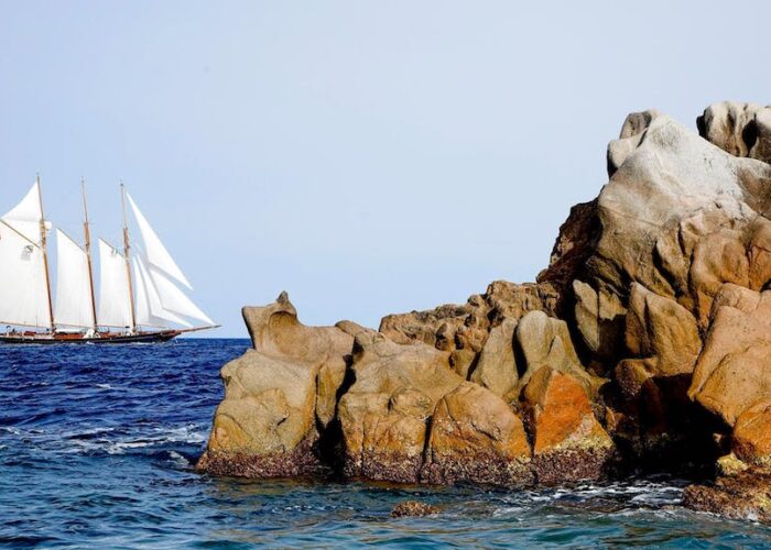 SHENANDOAH OF SARK PASSING ROCKS