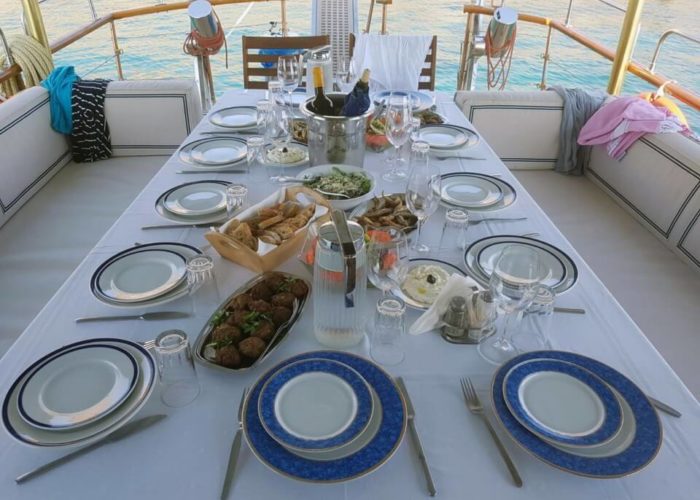 Classic Motor Yacht Amanda Aft Dining