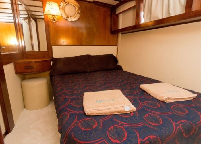 Classic Motor Yacht Amanda Cabin 02