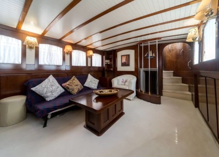 Classic Motor Yacht Amanda Main Saloon