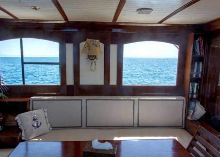 Classic Motor Yacht Amanda Saloon