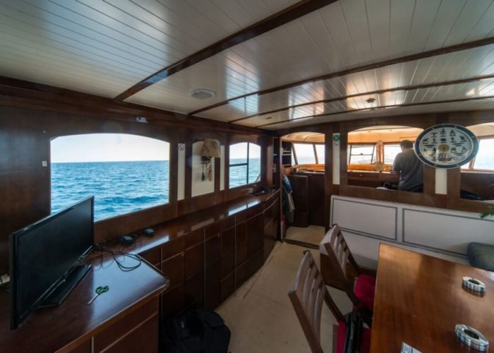 Classic Motor Yacht Amanda Saloon