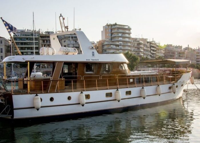 Classic Motor Yacht Amanda Stern View