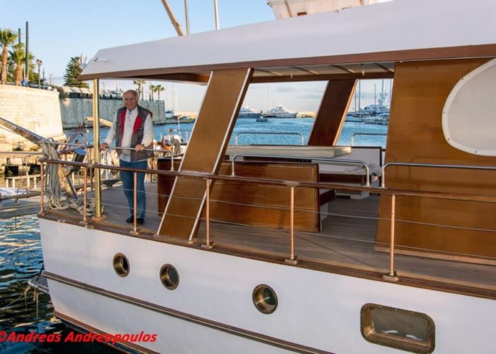 Classic Motor Yacht Amanda Stern View