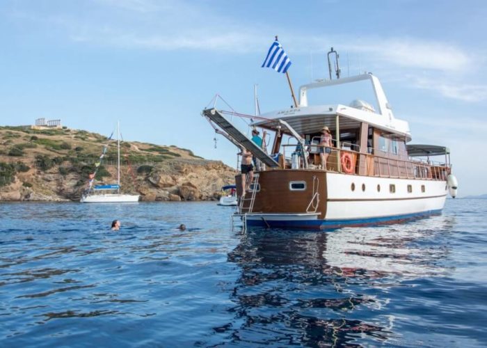 Classic Motor Yacht Amanda Stern View