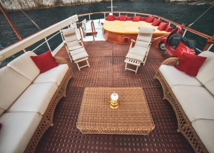 Classic Motor Yacht Entrancer Aft Deck