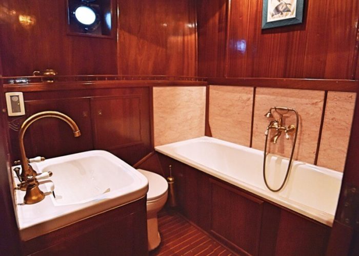 Classic Motor Yacht Entrancer Bathroom