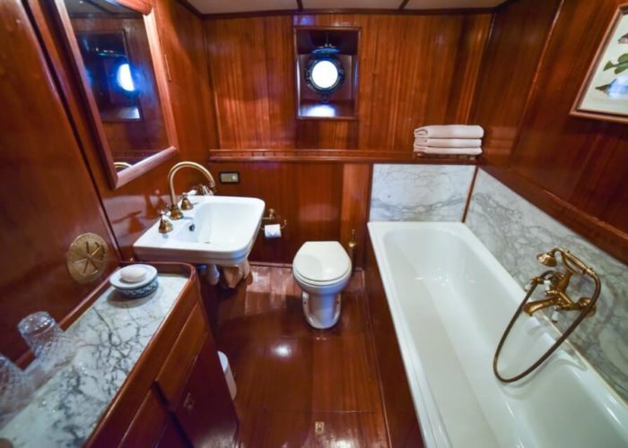 Classic Motor Yacht Entrancer Bathroom