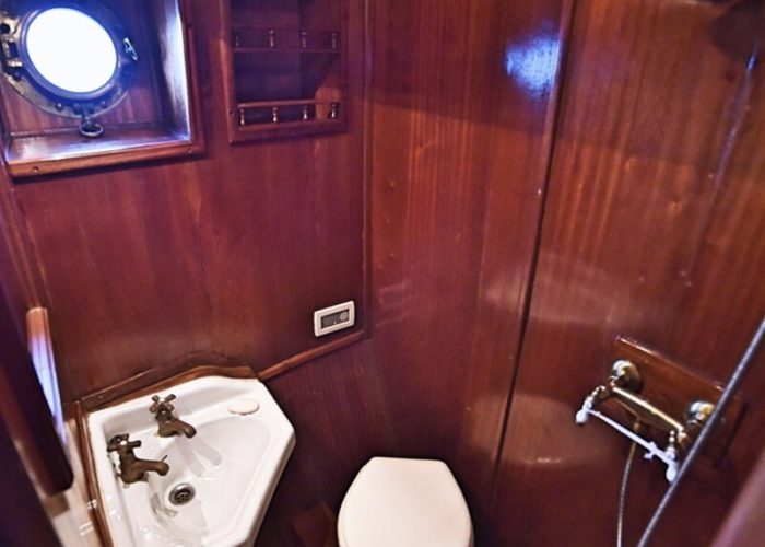 Classic Motor Yacht Entrancer Head