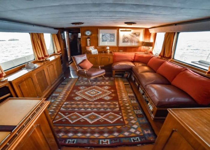 Classic Motor Yacht Entrancer Saloon