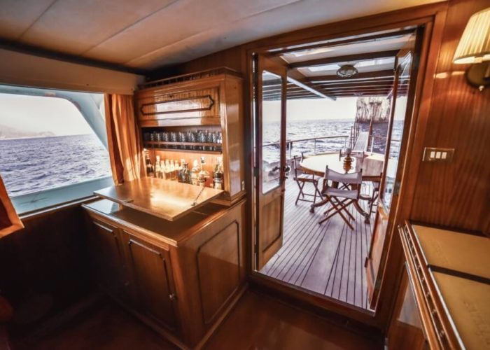 Classic Motor Yacht Entrancer Saloon